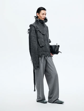 DISTRESSED SWEATER IN BLACK 