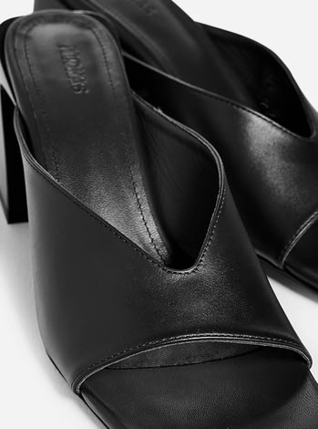 TASHA LEATHER SANDALS IN BLACK