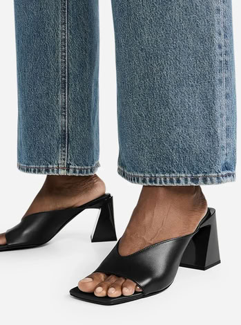 TASHA LEATHER SANDALS IN BLACK