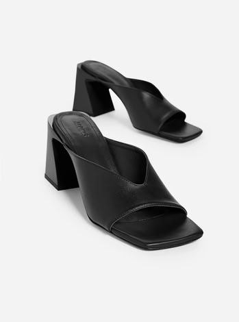 TASHA LEATHER SANDALS IN BLACK