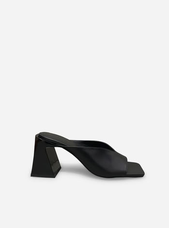 TASHA LEATHER SANDALS IN BLACK