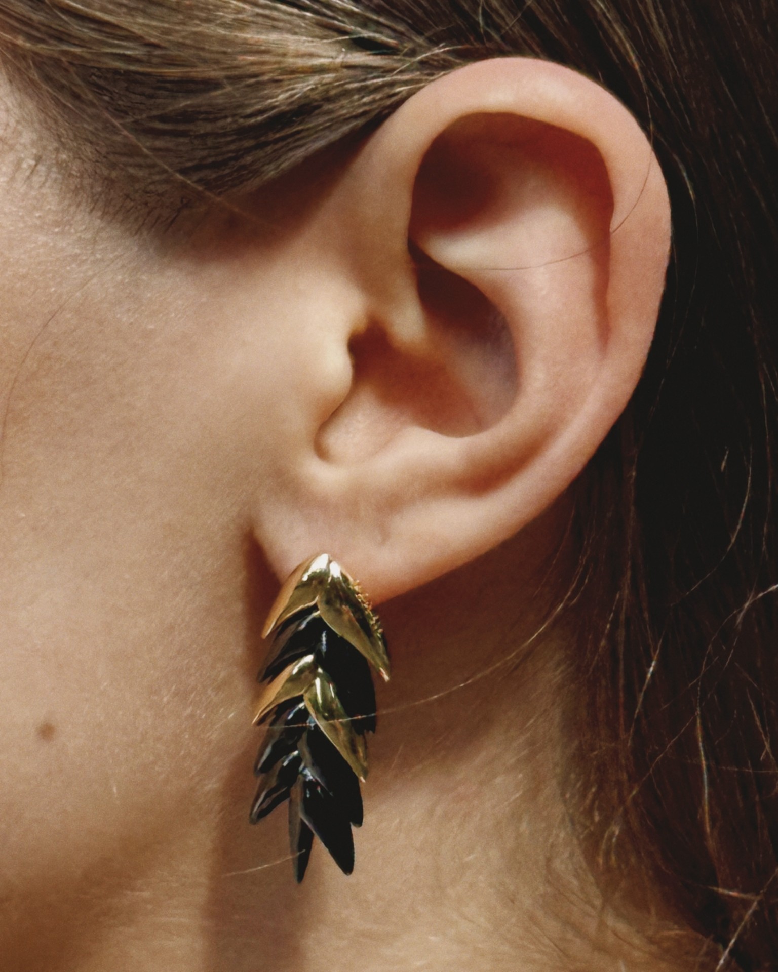 BURNED SPIKELET EARRINGS IN BLACK/GOLD AW25