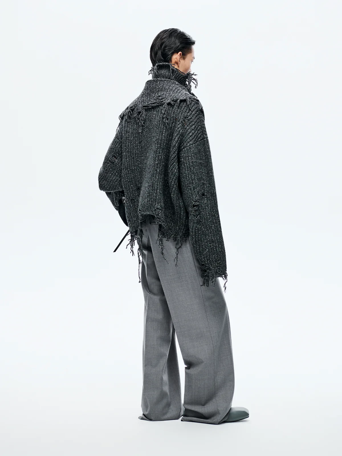 DISTRESSED SWEATER IN BLACK 