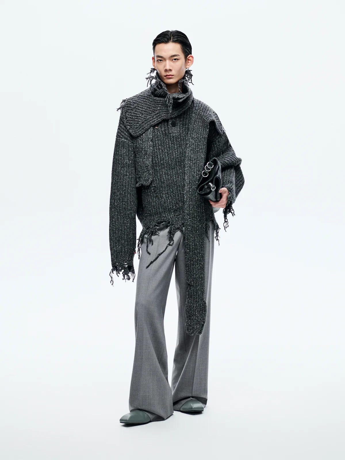 DISTRESSED SWEATER IN BLACK 