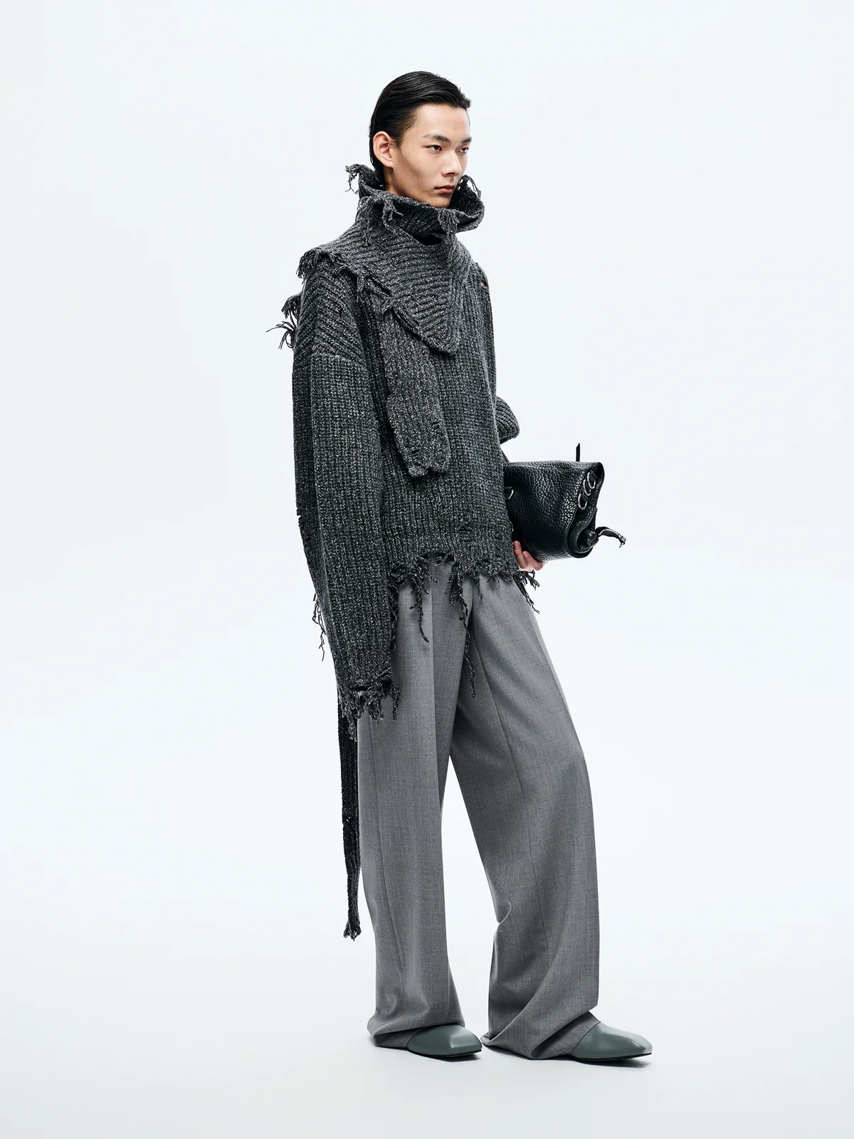 DISTRESSED SWEATER IN BLACK 