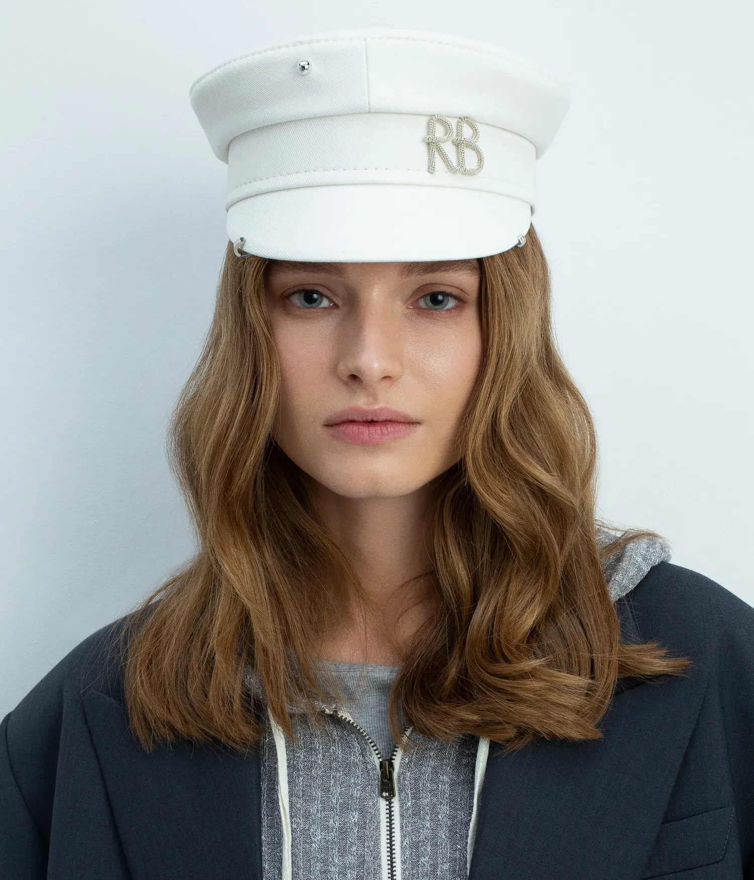 PIERCED LOGO-PLAQUE BAKER BOY CAP IN IVORY