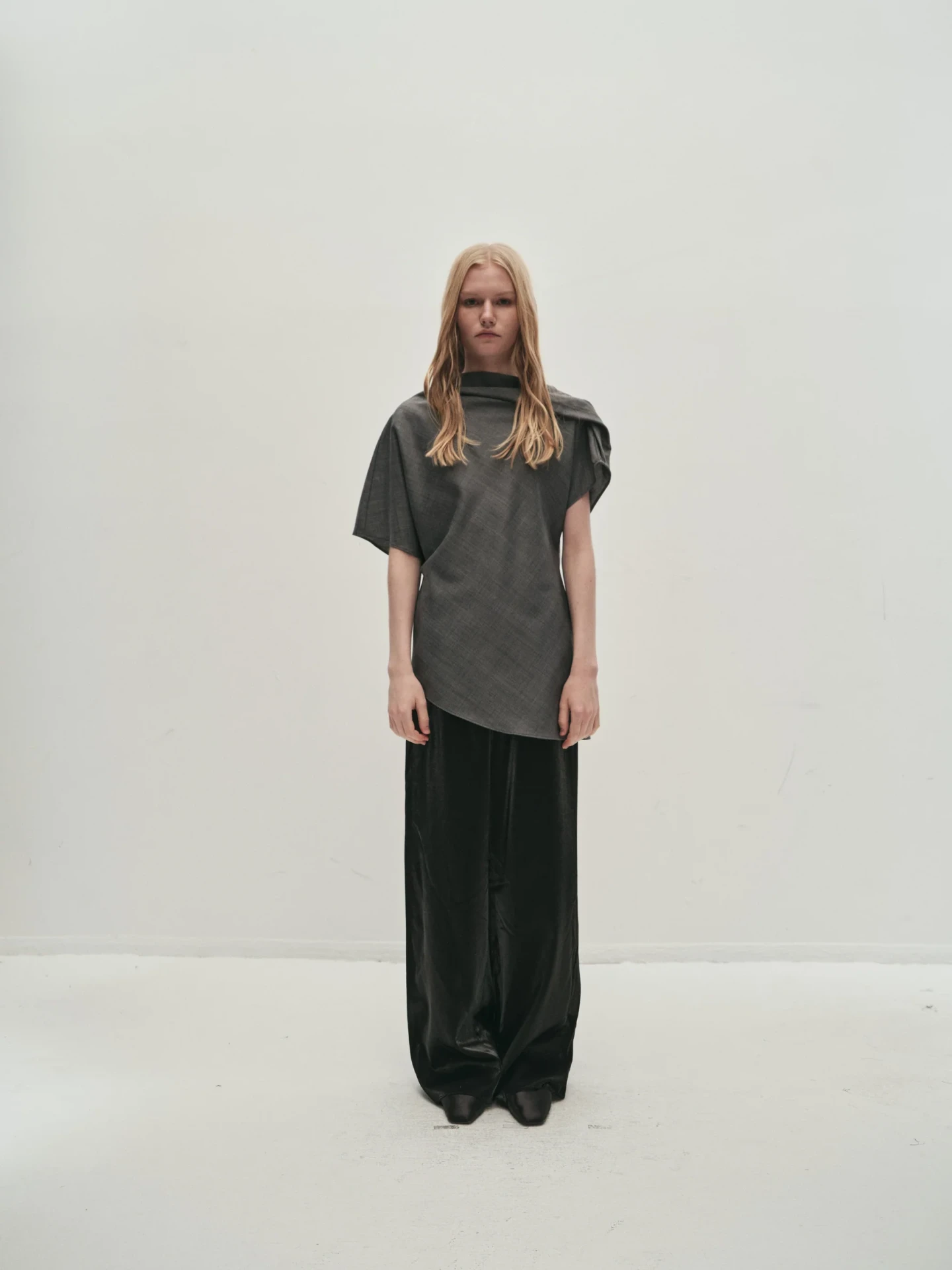 RHEA SHORT SLEEVE IN GREY