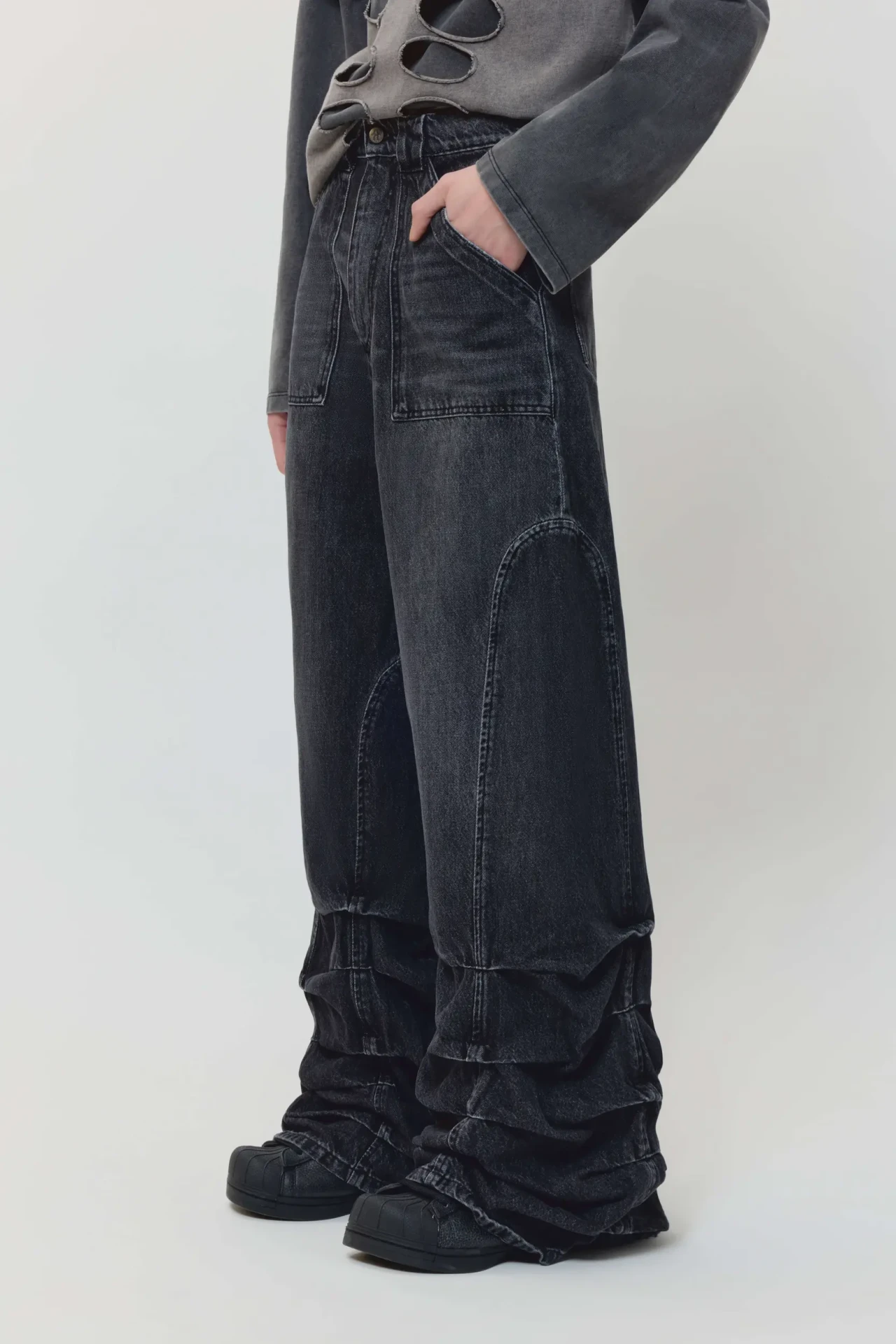 AVAVAV SMOCK DETAILED JEANS IN WASHED BLACK