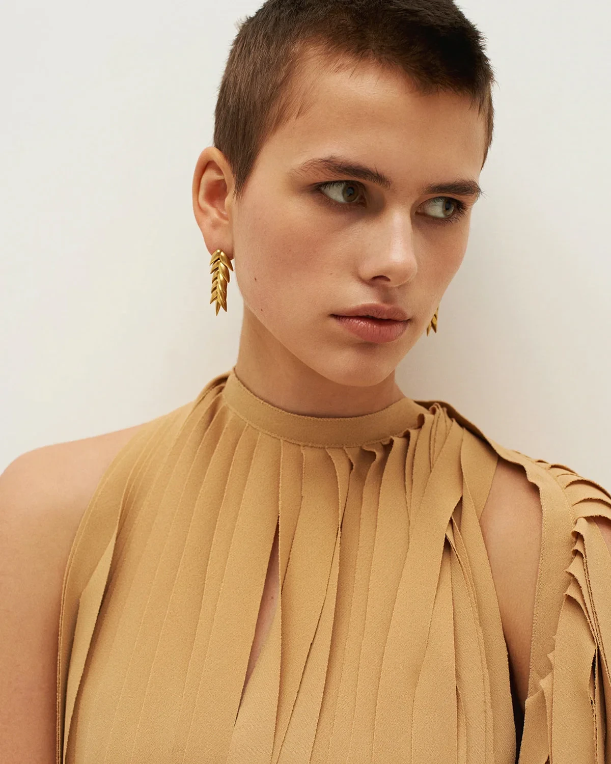 SPIKELET SHORT EARRINGS IN GOLD AW25