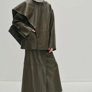 ARAKI LEATHER SKIRT IN GREEN