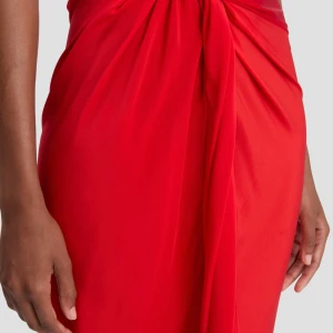 ASYMMETRIC TWIST DETAIL DRESS IN CARDINAL RED