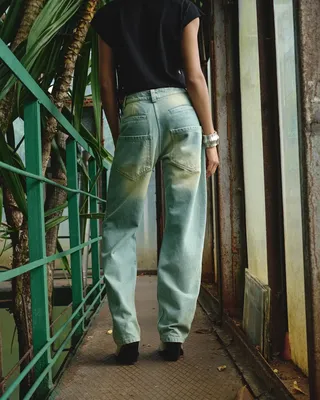 DISTRESSED BAGGY JEANS