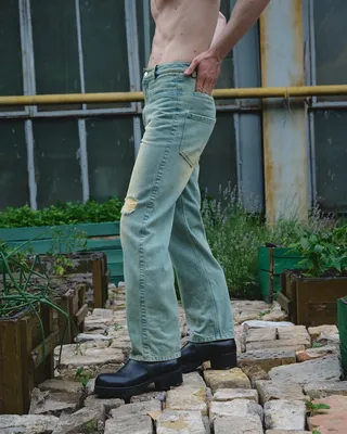 DISTRESSED BAGGY JEANS