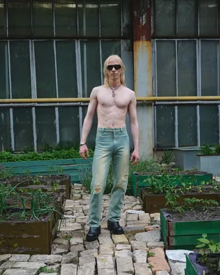 DISTRESSED BAGGY JEANS