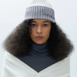 BEANIE HAT CREM/GREY