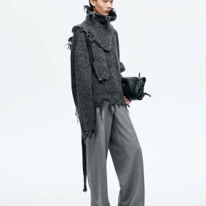 DISTRESSED SWEATER IN BLACK 