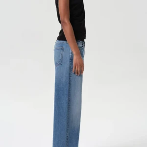 KEIRA JEAN IN DOWNTOWN IN DARK BLUE