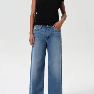 KEIRA JEAN IN DOWNTOWN IN DARK BLUE