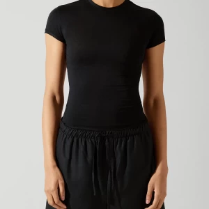 W - T-SHIRT SHORT SLEEVE LIGHTWEIGHT IN BLACK