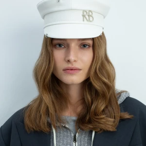 PIERCED LOGO-PLAQUE BAKER BOY CAP IN IVORY