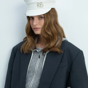 PIERCED LOGO-PLAQUE BAKER BOY CAP IN IVORY