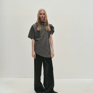 RHEA SHORT SLEEVE IN GREY