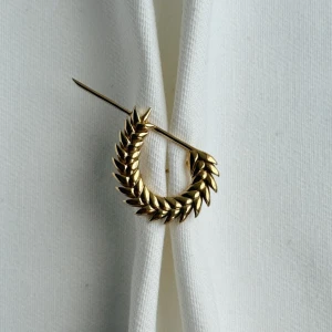 SPIKELET MEDIUM BROOCH IN GOLD