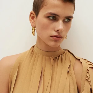 SPIKELET SHORT EARRINGS IN GOLD AW25