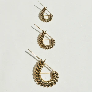 SPIKELET SMALL BROOCH IN GOLD