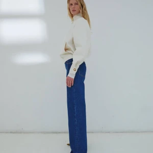 LU - STRAIGHT PLEAT EFFECT FITTED DENIM IN BLUE DENIM 