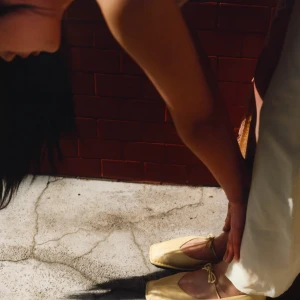 SWAY LEATHER BALLET FLATS IN VANILLA