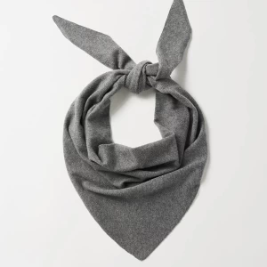 TRIANGLE SCARF GREY